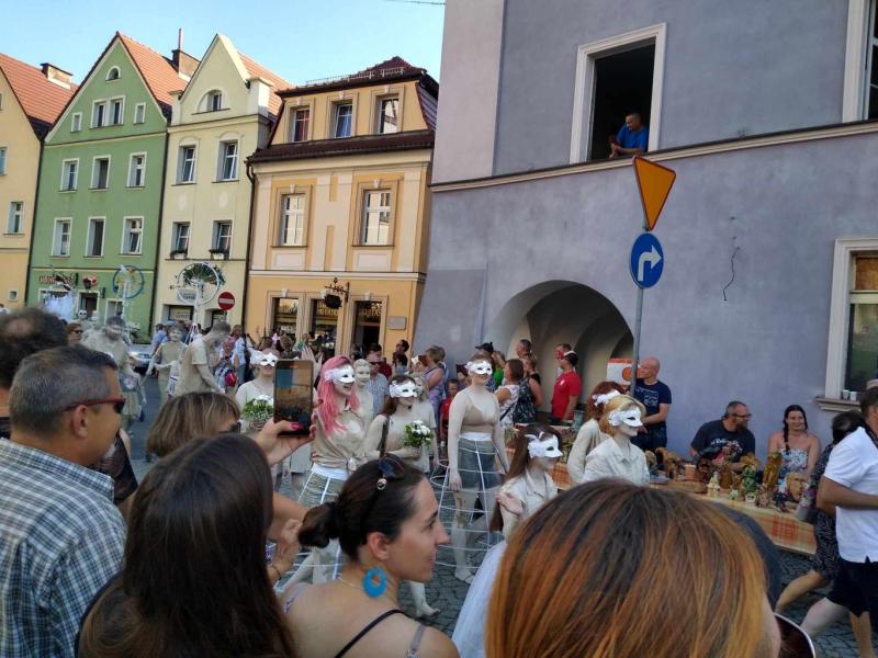 Podczas Dni Ceramiki w Bolesławcu, ruchliwym rynku odbywa się parada, którą otacza tłum ludz