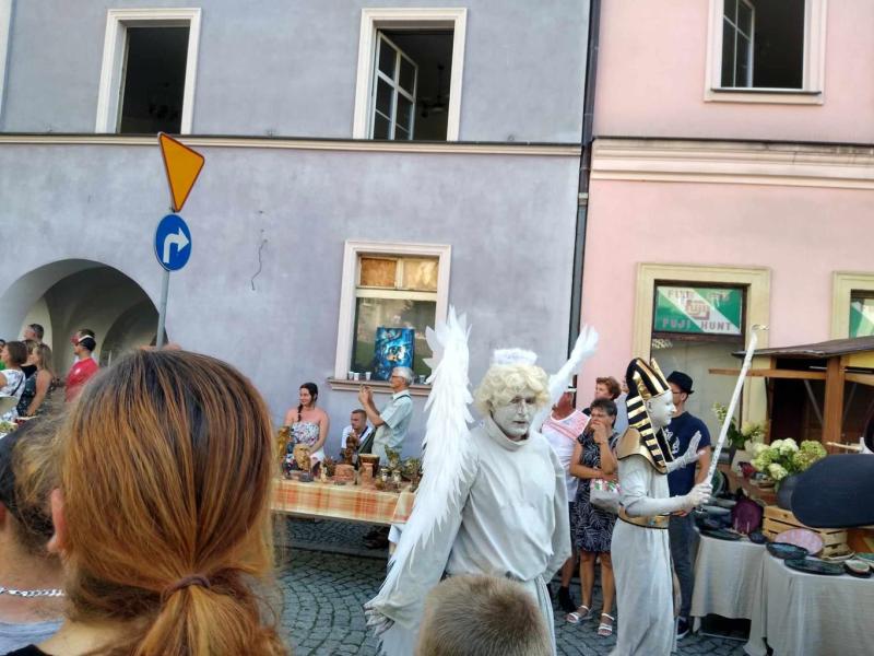 W trakcie Dni Ceramiki w Bolesławcu, na ruchliwym rynku odbywa się parada, a jednym z uczestników jest człowiek przebrany za anioła, który wydaje się wyrzeźbiony z gliny.